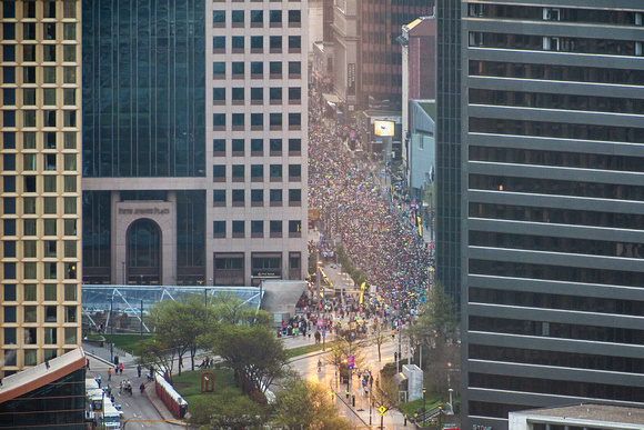 Sunlight on the runners before the 2015 Pittsburgh Marathon