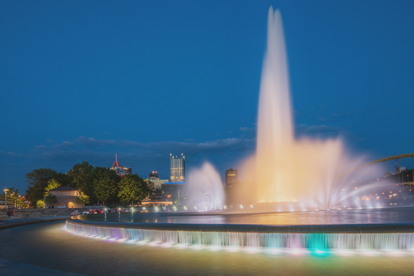 The fountain in Point State Park and downtown Pittsburgh