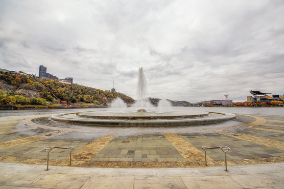 A view of the fountain in Pittsburgh surrounded by fall colors