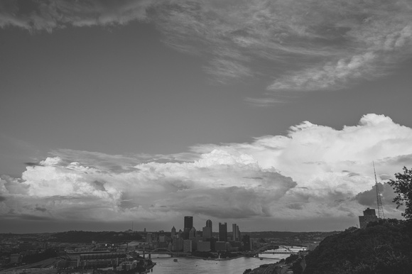 A B&W view of the Pittsburgh skyline from the West End Overlook