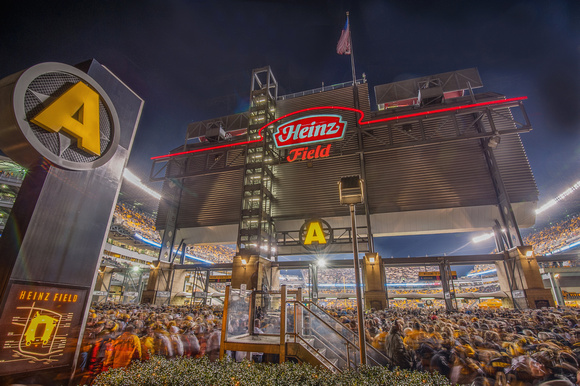 Fans rush in to Heinz Field in Pittsburgh