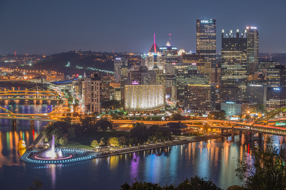 The giant Rubber Duck and Pittsburgh skyline