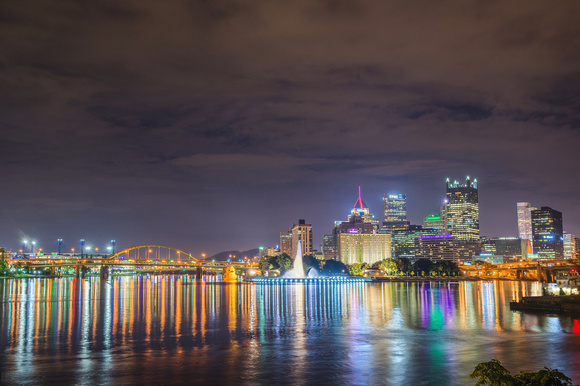 Wide angle view of Pittsburgh, the giant rubber deck and the fountain HDR