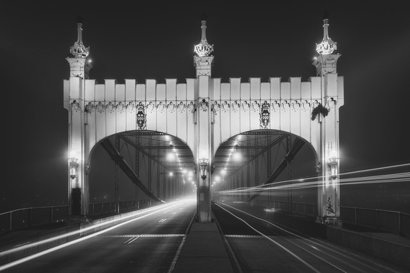 A black and white view of the Smithfield St. Bridge on a foggy morning