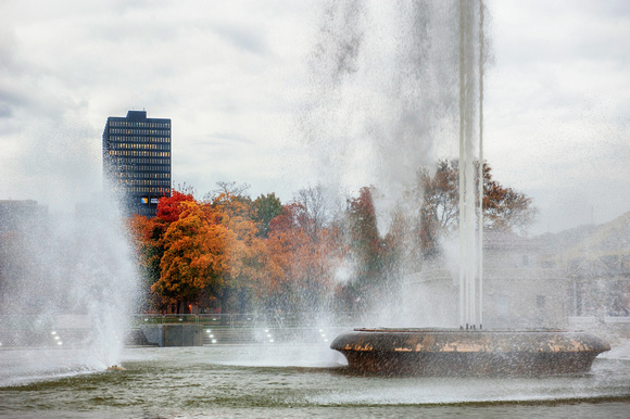 The fountain and fall colors in Pittsburgh