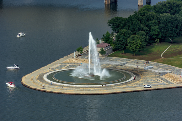Boats around the fountain in Pittsburgh