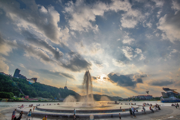 sunset behind fountain pittsburgh