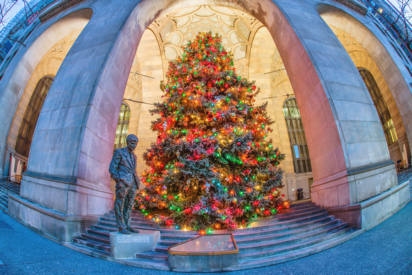The Richard Caliguiri statue and Christmas tree in Pittsburgh HDR
