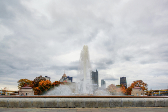 The fountain at Point State Park and the Pittsburgh skyline in the fall